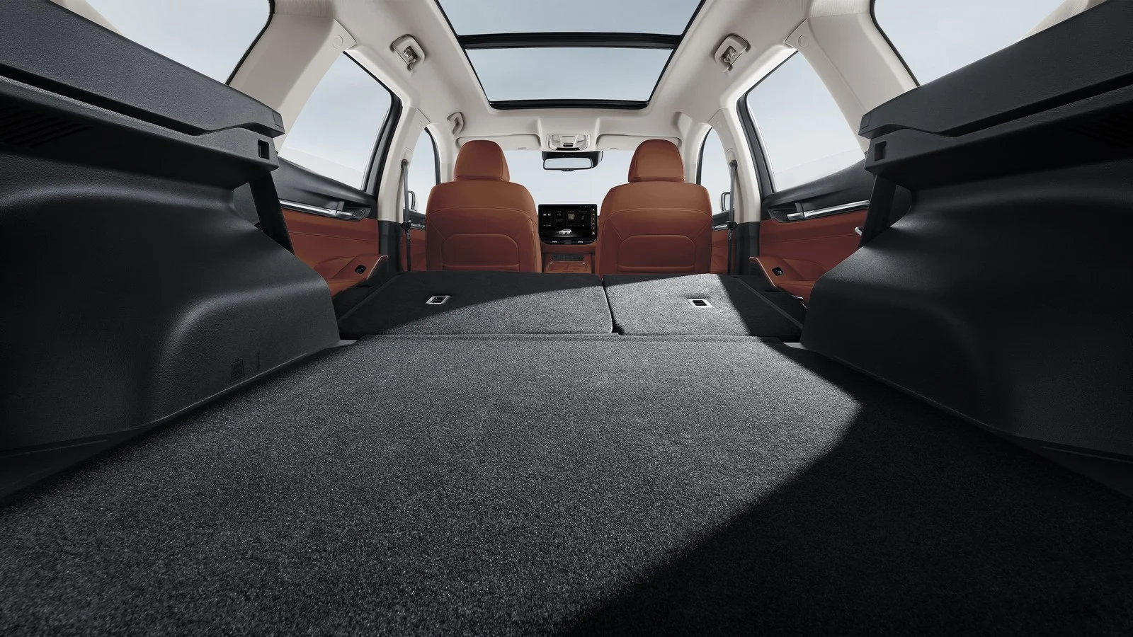 Объем багажного отделения – 2 018 литров при сложенных сидениях 