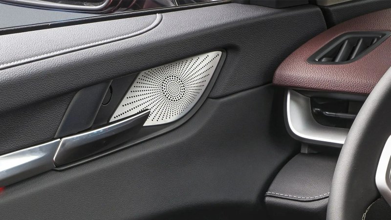 4 высококачественных динамика + 4 низкочастотных динамика + система DTS